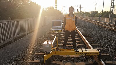 Amberg Technologies – 测量 – 地理信息 – 数字化基础设施 – 铁路工程 – Amberg Rail – 铁路轨道测量 – 轨道竣工测量 – 轨道检测 – 轨道几何（EN 13848）– 轨道病害检测 – 轨道文档记录 – 轨道高低测量 – 轨距测量 – 无砟轨道调整 – 无砟轨道验收 – 捣固作业测量 – 结构限界测量 – 铁路限界分析 – 动态限界 – 动态包络 – IMU 惯性测量单元 – 隧道工程 – Amberg Tunnel – 隧道测量与监测 – 隧道激光扫描 – 隧道断面测量 – 隧道开挖控制 – TBM 盾构 – 爆破法 – 喷射混凝土 – 地球物理 – Amberg TSP – 隧道地震预测 – 地质超前预报 – 断层探测 – 岩体结构 – 冲击锤测试 – 连续地质预测 – 数字孪生 – 高精度监测 – 土木工程 – 地下工程创新 – 精密测量系统